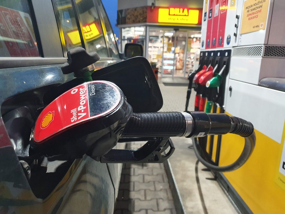 Levnější benzín, poloviční výplata. Jak na tom Česko opravdu je proti Německu