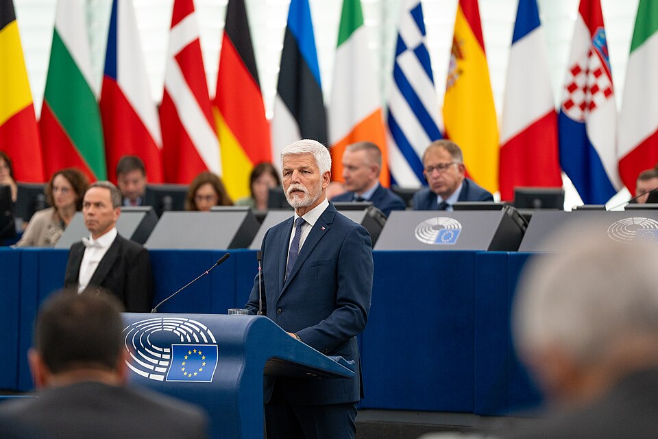 Pravomoci prezidenta republiky: co může, co nesmí a kde se vedou spory