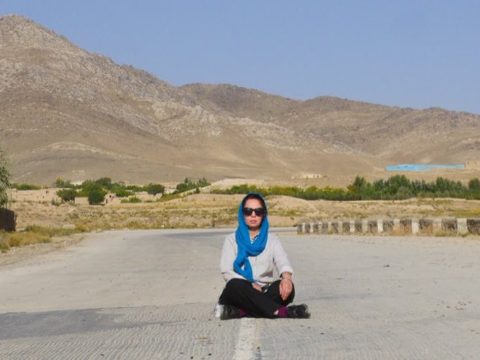 Afghánská novinářka Anisa Shaheed. Anisa je novinářka z Kábulu, pracuje jako reportér v terénu.